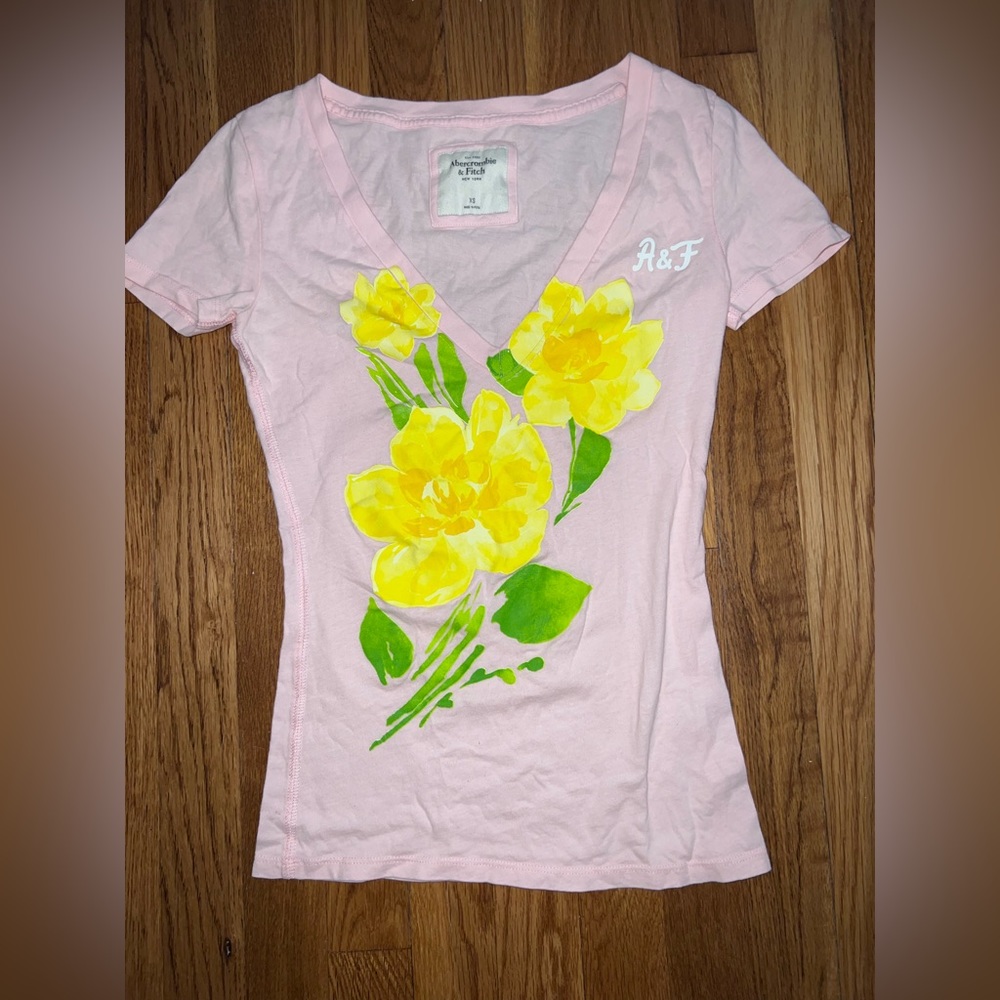 Abercrombie & Fitch XS pink with yellow flower like new vintage v neck tee
